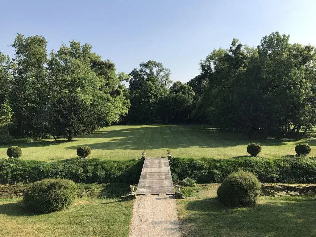 Champagne Chateau for 10 - Image 6