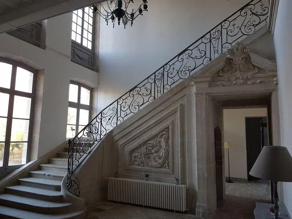 Champagne Chateau for 10 - Image 4